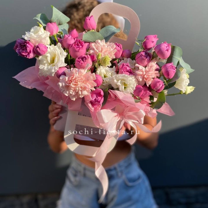 Сумочка с кустовой розой и диантусами в Сыктывкаре