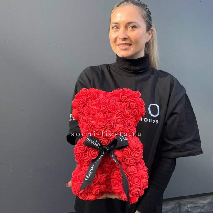 Медведь из роз красный в Сыктывкаре