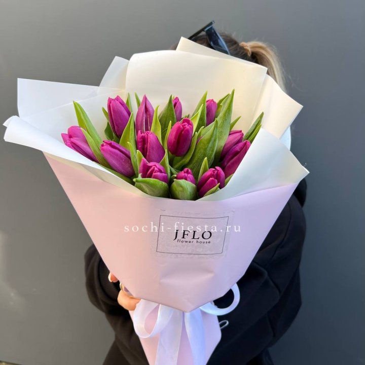 15 пурпурных тюльпанов в Сыктывкаре