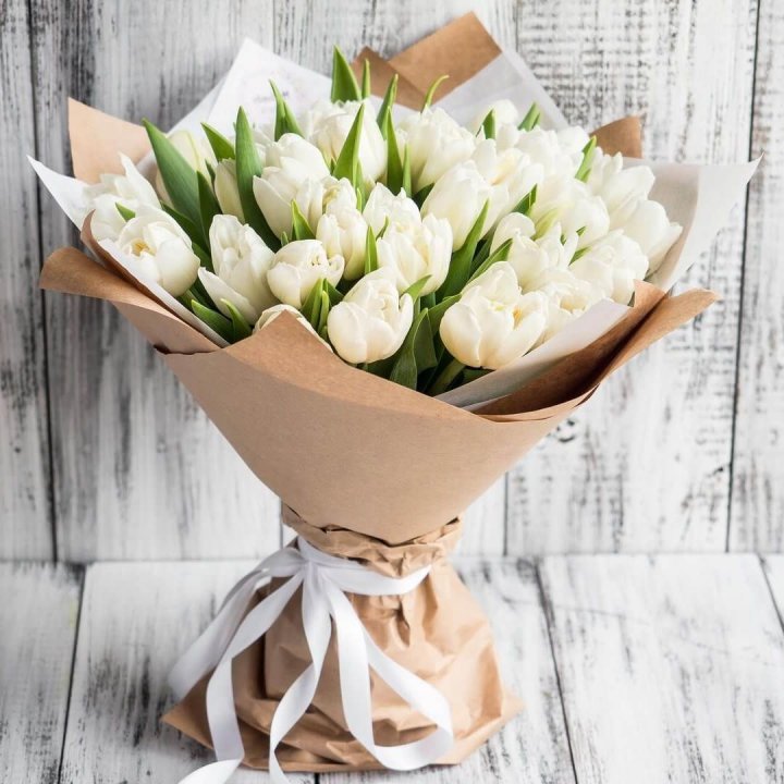 25 белых тюльпанов в Сыктывкаре