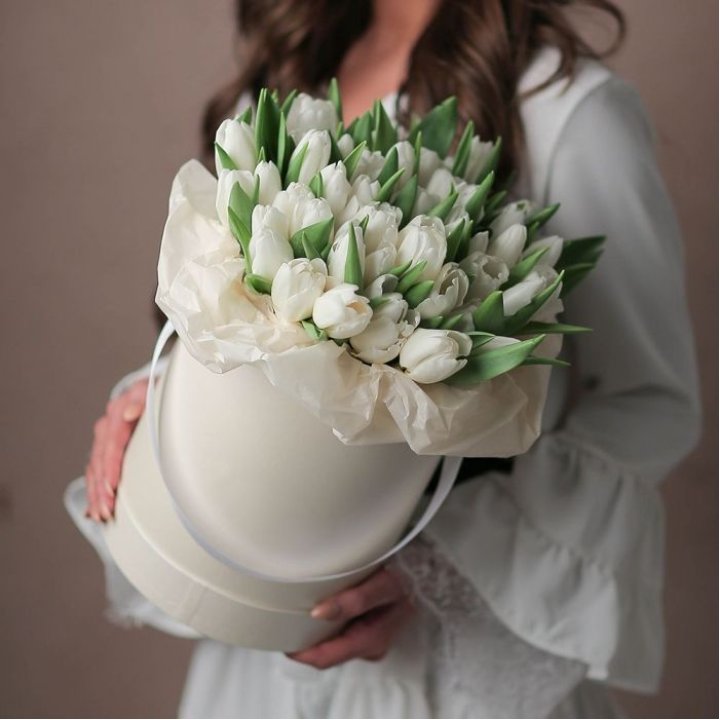 Тюльпаны в цилиндре  в Сыктывкаре