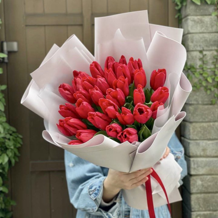 35 красных тюльпанов в Сыктывкаре