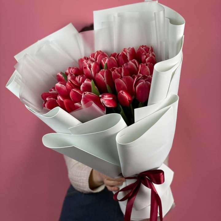 Букет красных тюльпанов в Сыктывкаре